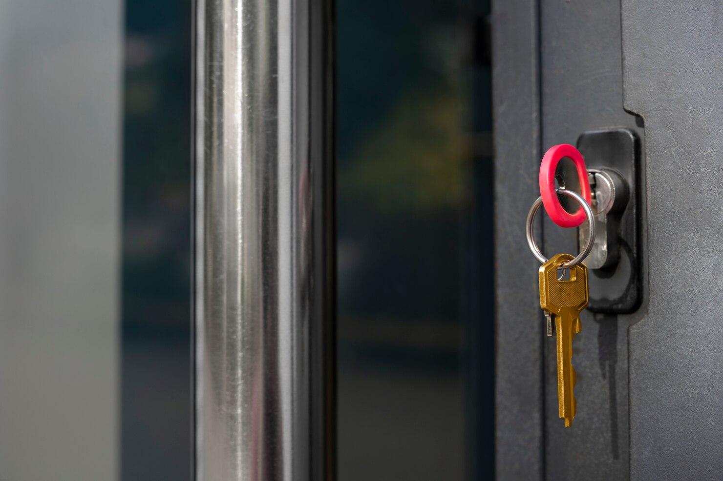 metallic-key-door-lock_23-2151015241